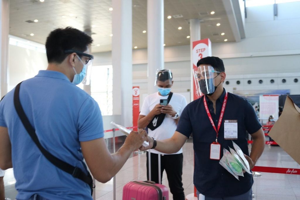 LOOK: AirAsia sends off essential travelers this Holy Week with #AlwaysREDy care kits | The Little Binger